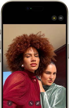 iPhone Air mostrato di fronte, Dynamic Island in alto al centro, funzione Inquadratura automatica per le foto in uso